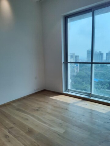 Room in 4 BHK Apartment at Kalpataru Avana, Parel – for Rent
