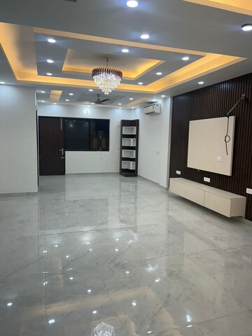 Room in 3.5 BHK Builder Floor at Ansal API Esencia, Sector 67 – for Rent