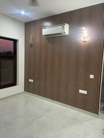 Room in 3.5 BHK Builder Floor at Ansal API Esencia, Sector 67 – for Rent