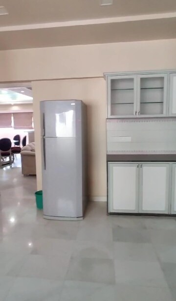 Room in 4 BHK Apartment at Worli – for Rent