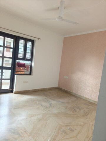 Room in 3 BHK Builder Floor at Satyam Plaza, Sector 15 – for Rent