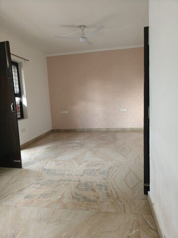 Room in 3 BHK Builder Floor at Satyam Plaza, Sector 15 – for Rent