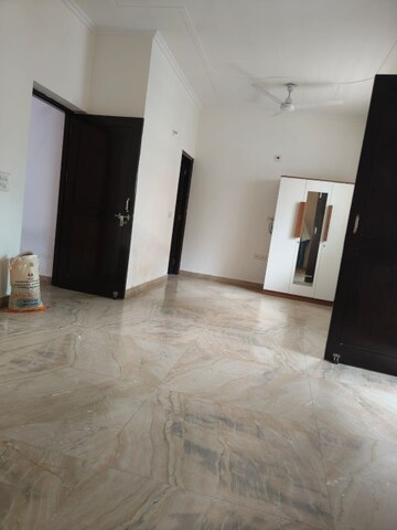 Room in 3 BHK Builder Floor at Satyam Plaza, Sector 15 – for Rent