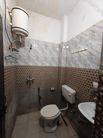 Bathroom in 3 BHK Builder Floor at Satyam Plaza, Sector 15 – for Rent