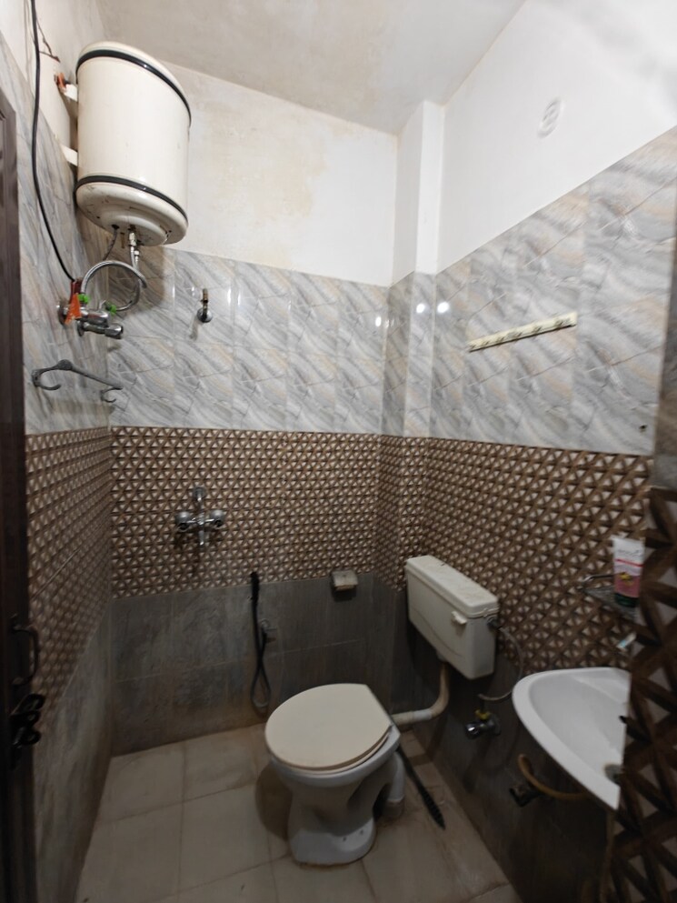 Bathroom, satyam-plaza 3 Bedroom 1500 Sq.Ft. Builder Floor In Sector 15 Gurgaon 8923192