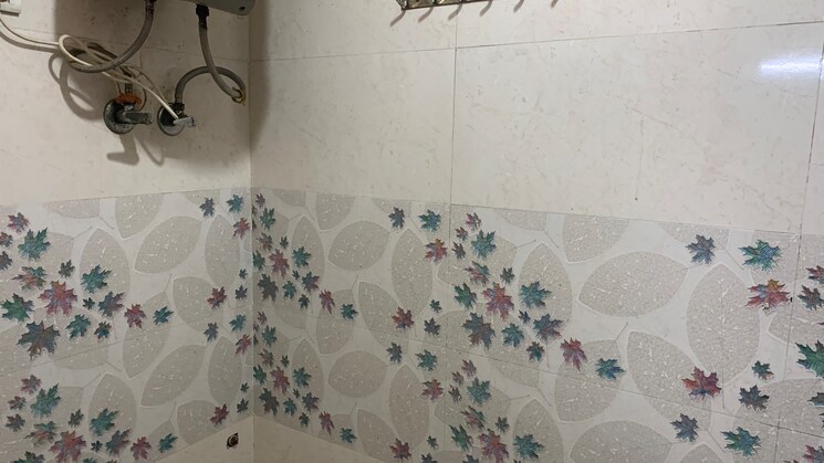 Bathroom, jogabai extension 3 Bedroom 95 Sq.Yd. Apartment In Jogabai Extension Delhi 8923179