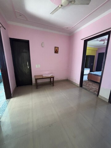 Room in 3 BHK Builder Floor at Sector 39 – for Rent