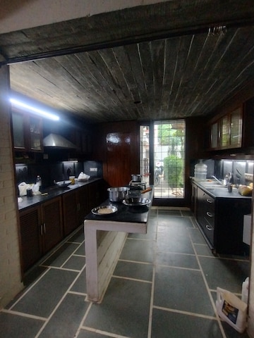 Parking in 5 BHK Builder Floor at Ansal Sushant Lok I, Sector 43 – for Rent