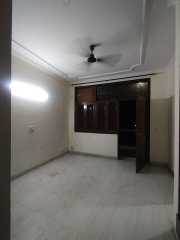 Room in 1.5 BHK Builder Floor at Ardee Mall, Sector 52 – for Rent