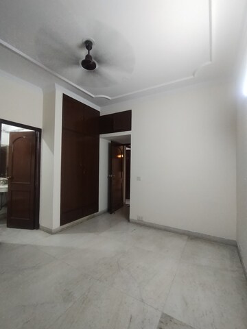 Furnished Amenities in 1.5 BHK Builder Floor at Ardee Mall, Sector 52 – for Rent