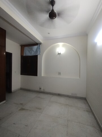 Bathroom in 1.5 BHK Builder Floor at Ardee Mall, Sector 52 – for Rent
