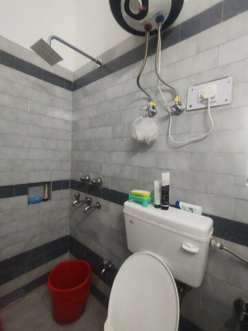 Bathroom in 3 BHK Builder Floor at ROF Portico, Sector 43 – for Rent