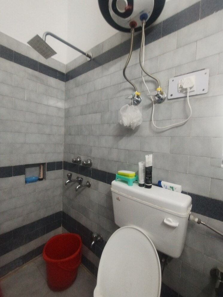 Bathroom, rof-portico 3 Bedroom 215 Sq.Yd. Builder Floor In Sector 43 Gurgaon 8923244
