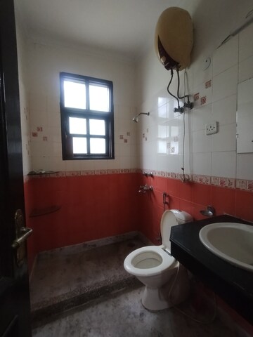 Bathroom in 3 BHK Builder Floor at Ardee Mall, Sector 52 – for Rent