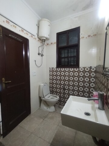 Master Bedroom in 3 BHK Builder Floor at Ardee Mall, Sector 52 – for Rent