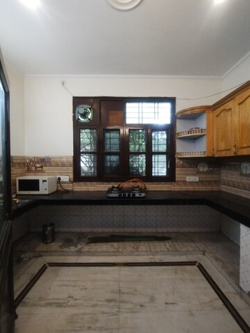 Building Lobby in 3 BHK Builder Floor at Ardee Mall, Sector 52 – for Rent