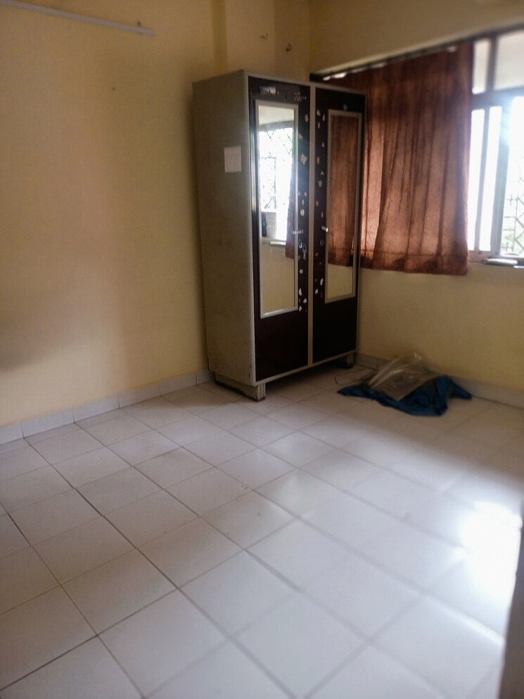 Room, osho-park 1 Bedroom 600 Sq.Ft. Apartment In Naupada Thane 8923400
