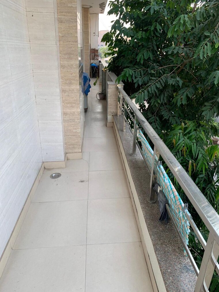 Balcony, sector 10 2.5 Bedroom 810 Sq.Yd. Builder Floor In Sector 10 Faridabad 8923393