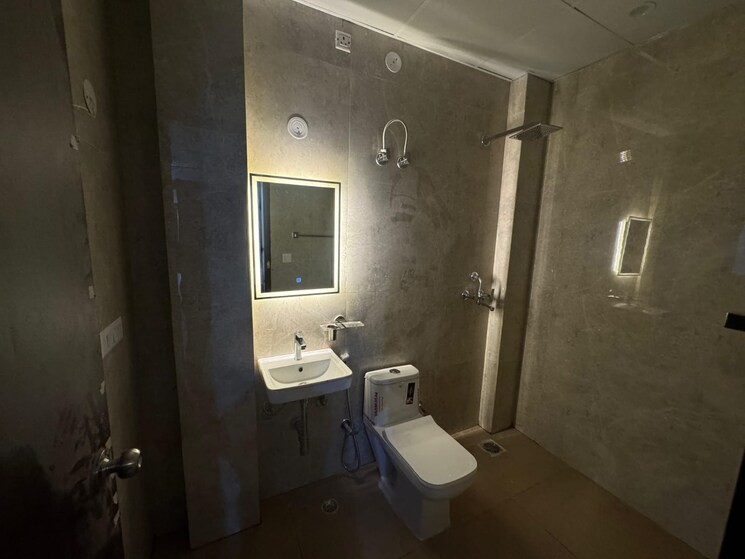 Bathroom, sector 43 3 Bedroom 200 Sq.Yd. Builder Floor In Sector 43 Gurgaon 8923401