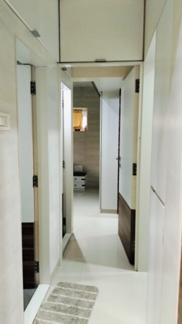 2 BHK Apartment For Rent in Mathew Mansion, Ic Colony