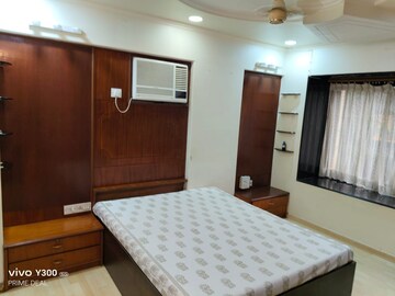 Bedroom in 2.5 BHK Apartment at Khar West – for Rent