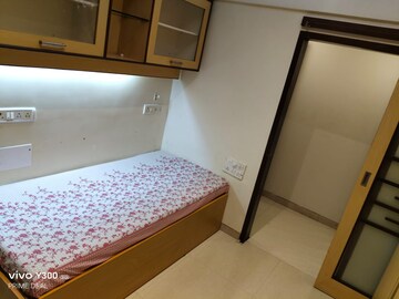 Bedroom in 2.5 BHK Apartment at Khar West – for Rent