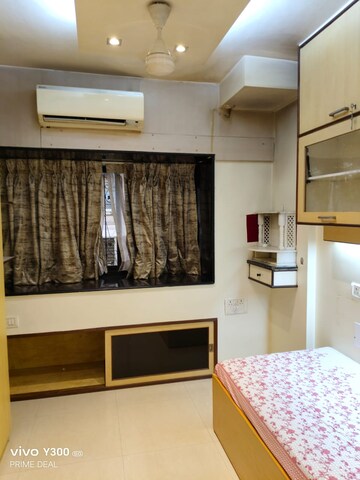 Room in 2.5 BHK Apartment at Khar West – for Rent