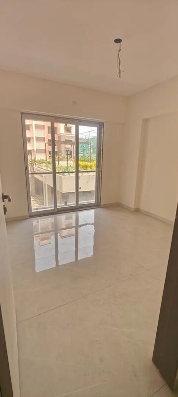 Room in 2 BHK Apartment at Kalpataru Radiance, Goregaon West – for Rent