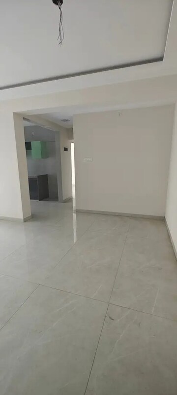 Room in 2 BHK Apartment at Kalpataru Radiance, Goregaon West – for Rent