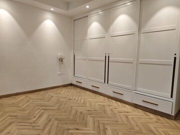 Room in 3 BHK Builder Floor at Defence Colony – for Rent