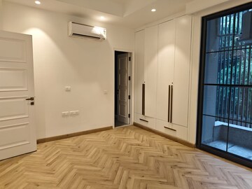 Room in 3 BHK Builder Floor at Defence Colony – for Rent