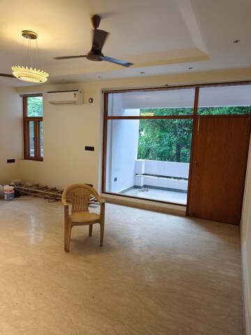 Room in 4 BHK Builder Floor at Defence Colony – for Rent