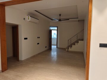 Room in 4 BHK Builder Floor at Defence Colony – for Rent