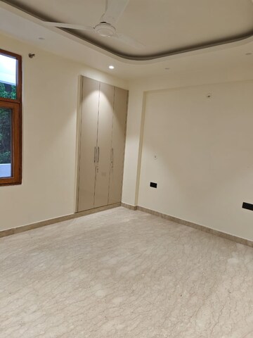 Room in 4 BHK Builder Floor at Defence Colony – for Rent
