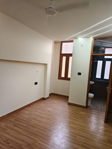 Room in 4 BHK Builder Floor at Defence Colony – for Rent