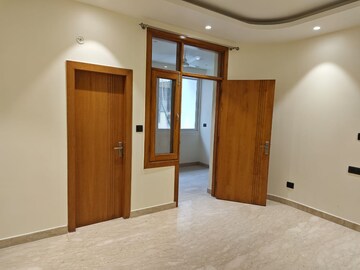 Room in 4 BHK Builder Floor at Defence Colony – for Rent