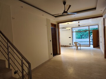 Room in 4 BHK Builder Floor at Defence Colony – for Rent