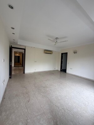 Room in 6 BHK Builder Floor at Nehru Enclave – for Sale