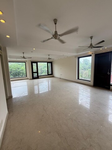 Room in 6 BHK Builder Floor at Nehru Enclave – for Sale