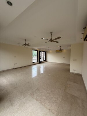 Room in 6 BHK Builder Floor at Nehru Enclave – for Sale