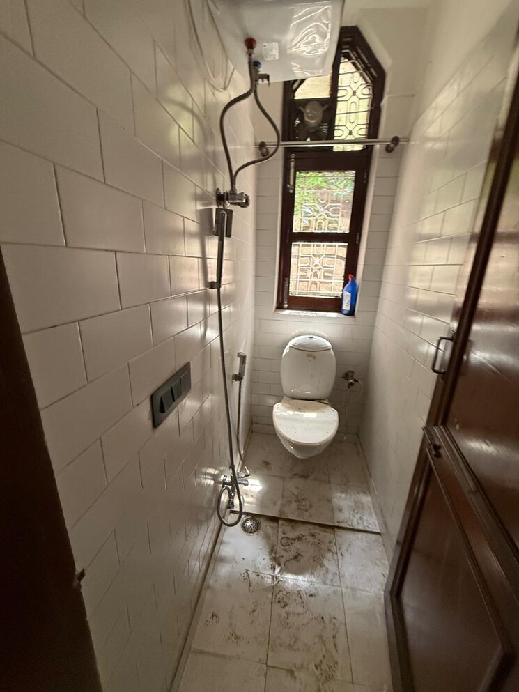 Bathroom, kalkaji 2 Bedroom 100 Sq.Yd. Builder Floor In Kalkaji Delhi 8923686