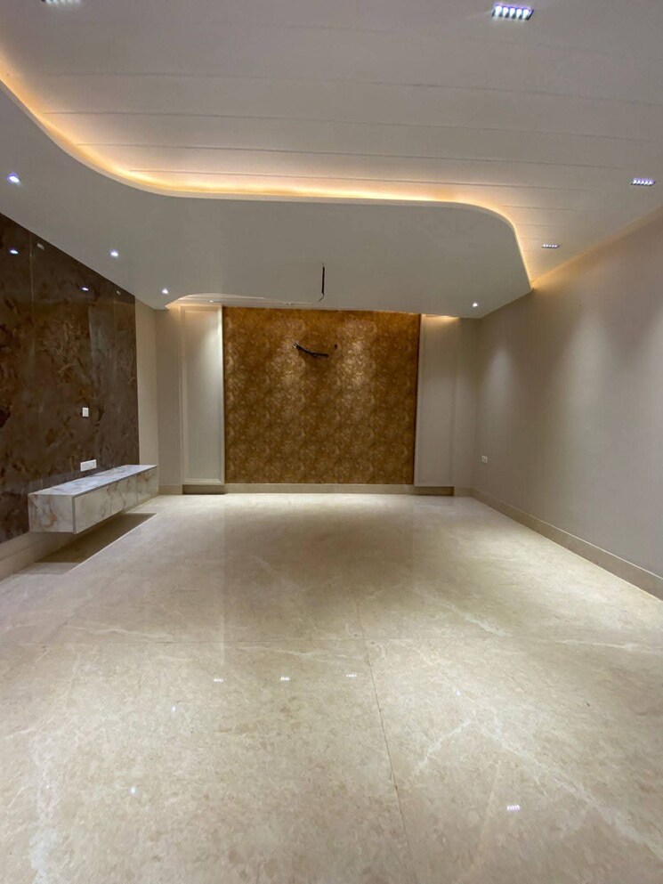 Room, sector 85 3 Bedroom 250 Sq.Yd. Builder Floor In Sector 85 Faridabad 8923692