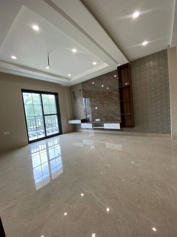 Room in 3 BHK Builder Floor at Sector 85 – for Rent