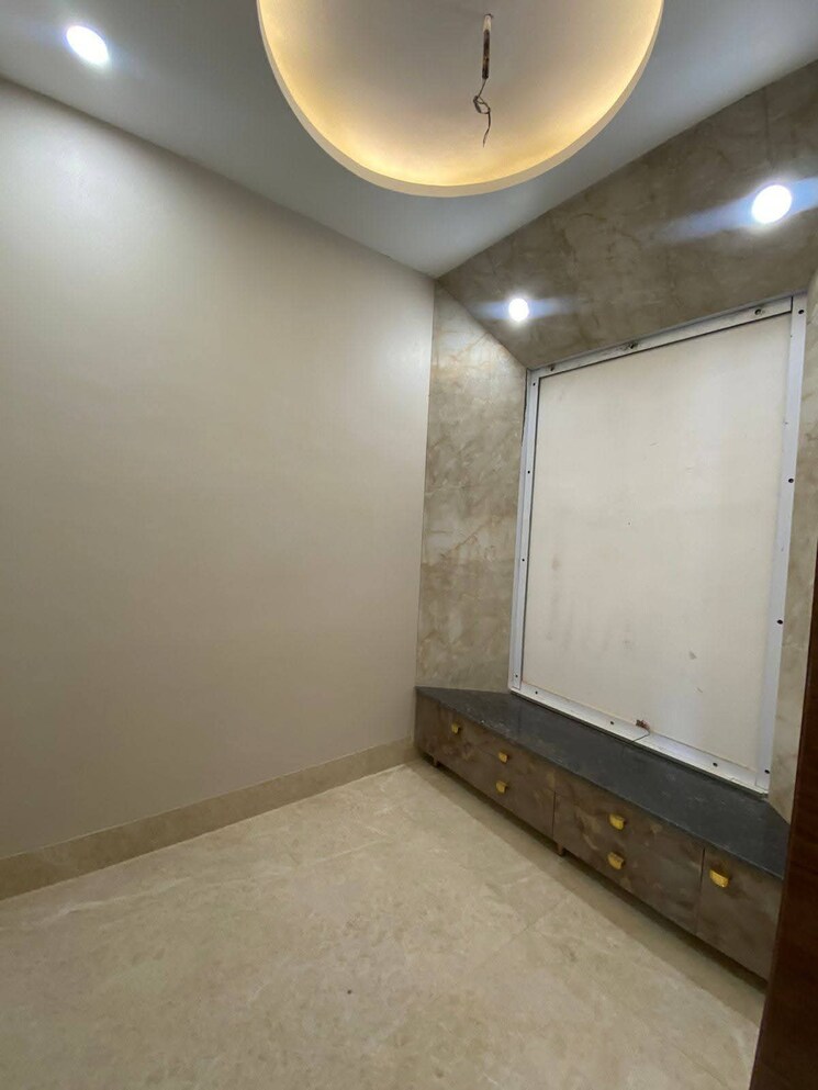 Room, sector 85 3 Bedroom 250 Sq.Yd. Builder Floor In Sector 85 Faridabad 8923692
