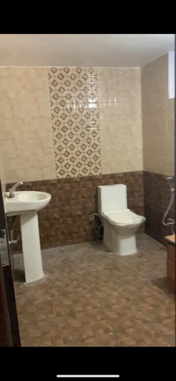 Bathroom in 3 BHK Penthouse at Mahanagar – for Rent