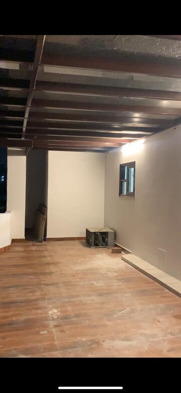 Room in 3 BHK Penthouse at Mahanagar – for Rent