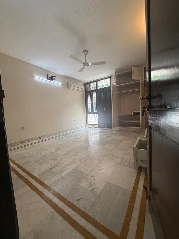 Room, greater kailash ii 3 Bedroom 250 Sq.Ft. Builder Floor In Greater Kailash ii Delhi 8923909