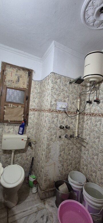 Furnished Amenities in 2 BHK Apartment at Vikas Puri – for Rent