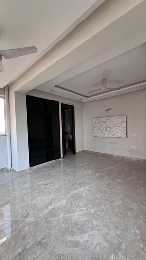 Room in 3.5 BHK Apartment at Swaran Villa Friends Apartments, Sector 52 – for Sale