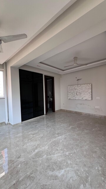 Room in 3 BHK Apartment at Swaran Villa Friends Apartments, Sector 52 – for Sale